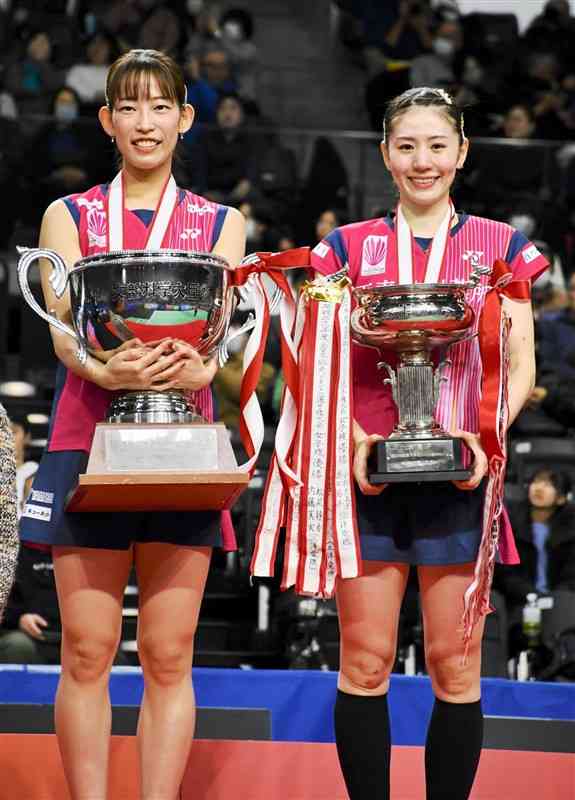 全日本総合バドミントン選手権の女子ダブルスを優勝した再春館製薬所の志田千陽（右）・松山奈未組＝東京・武蔵野の森総合スポーツプラザ