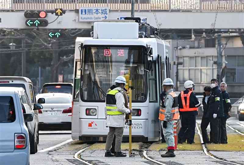 熊本城・市役所前電停を出発後に脱線し、車道側にずれた熊本市電の低床車両＝31日午後4時20分ごろ、熊本市中央区（石本智）