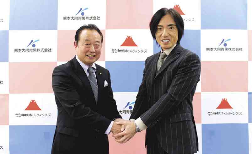 昨年3月に神明ホールディングスと業務提携。左から月田会長と神明HD藤尾社長