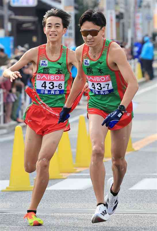 第6中継所、熊本の6区野口（左、水俣二中）からたすきを受け取るアンカー井川（旭化成）＝広島市