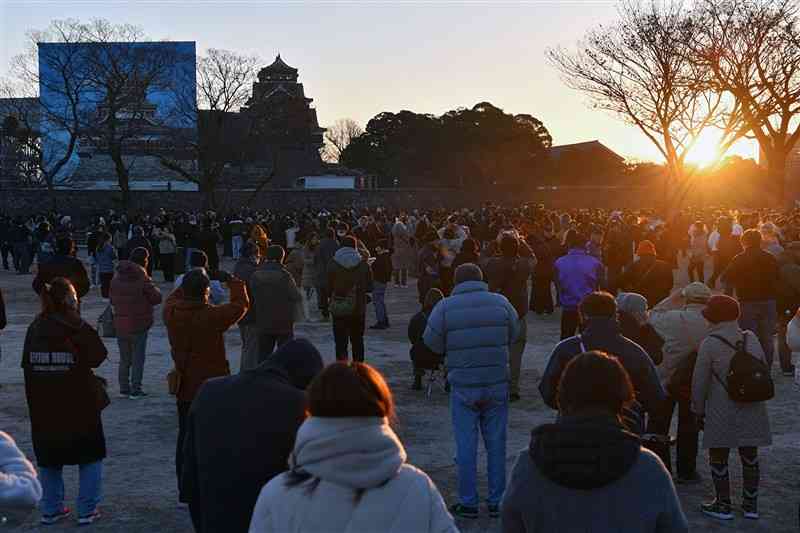 熊本城二の丸広場で初日の出を眺める人たち＝1日午前7時半ごろ、熊本市中央区（上杉勇太）