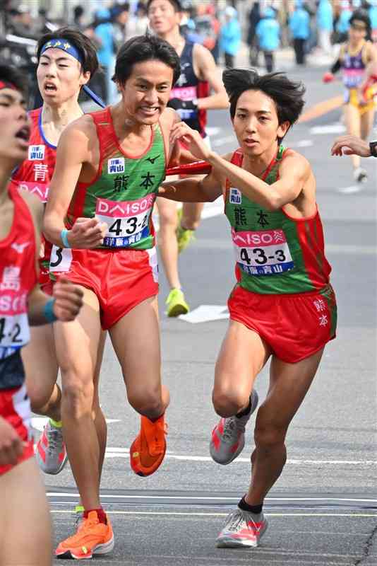 第2中継所、2区岩田（左、水俣一中）からたすきを受け取る3区鶴川（青学大）＝広島市（小野宏明）