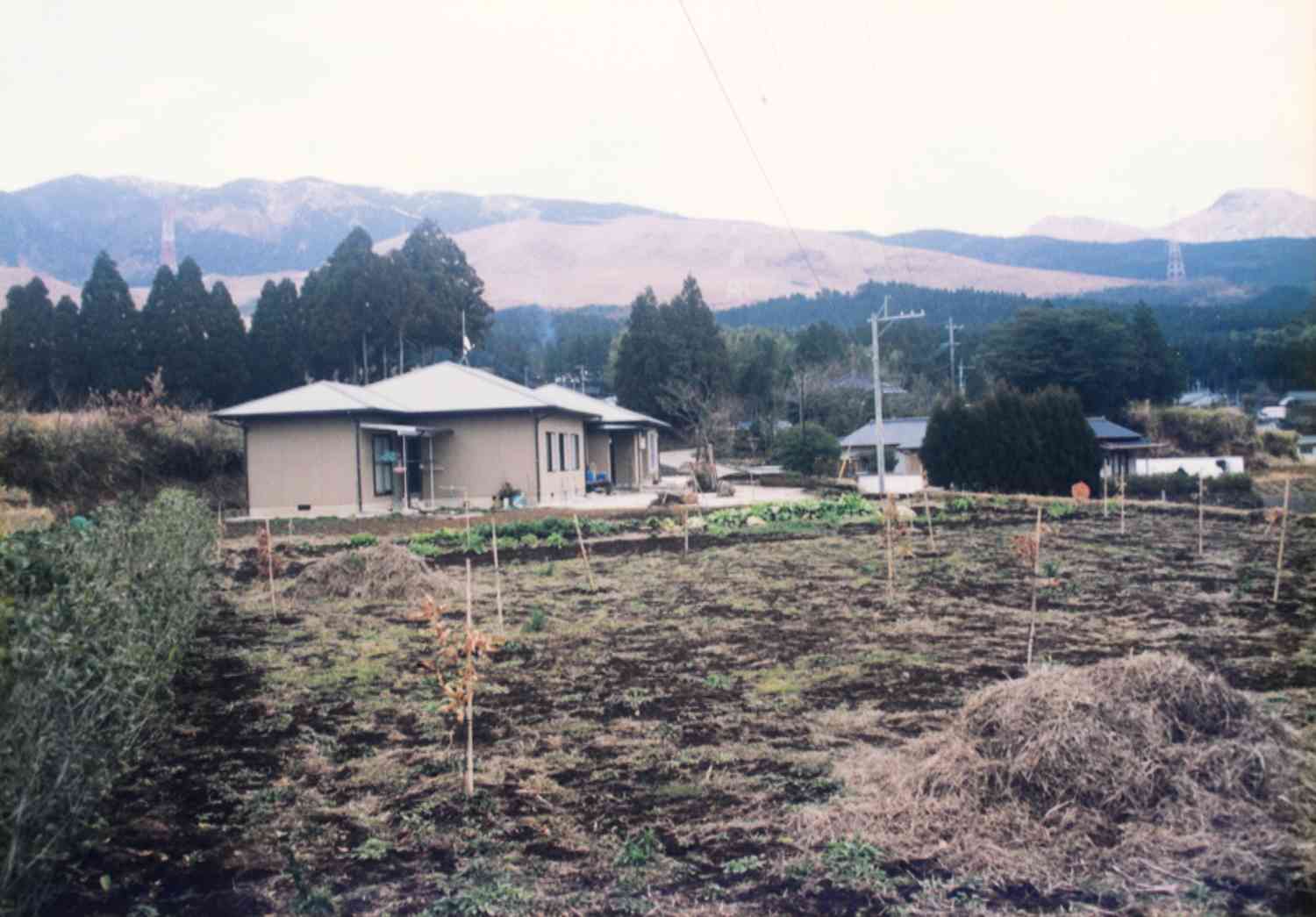 西原村に引っ越したばかりの「竹とんぼ」。広大な敷地の大半は一時畑となった