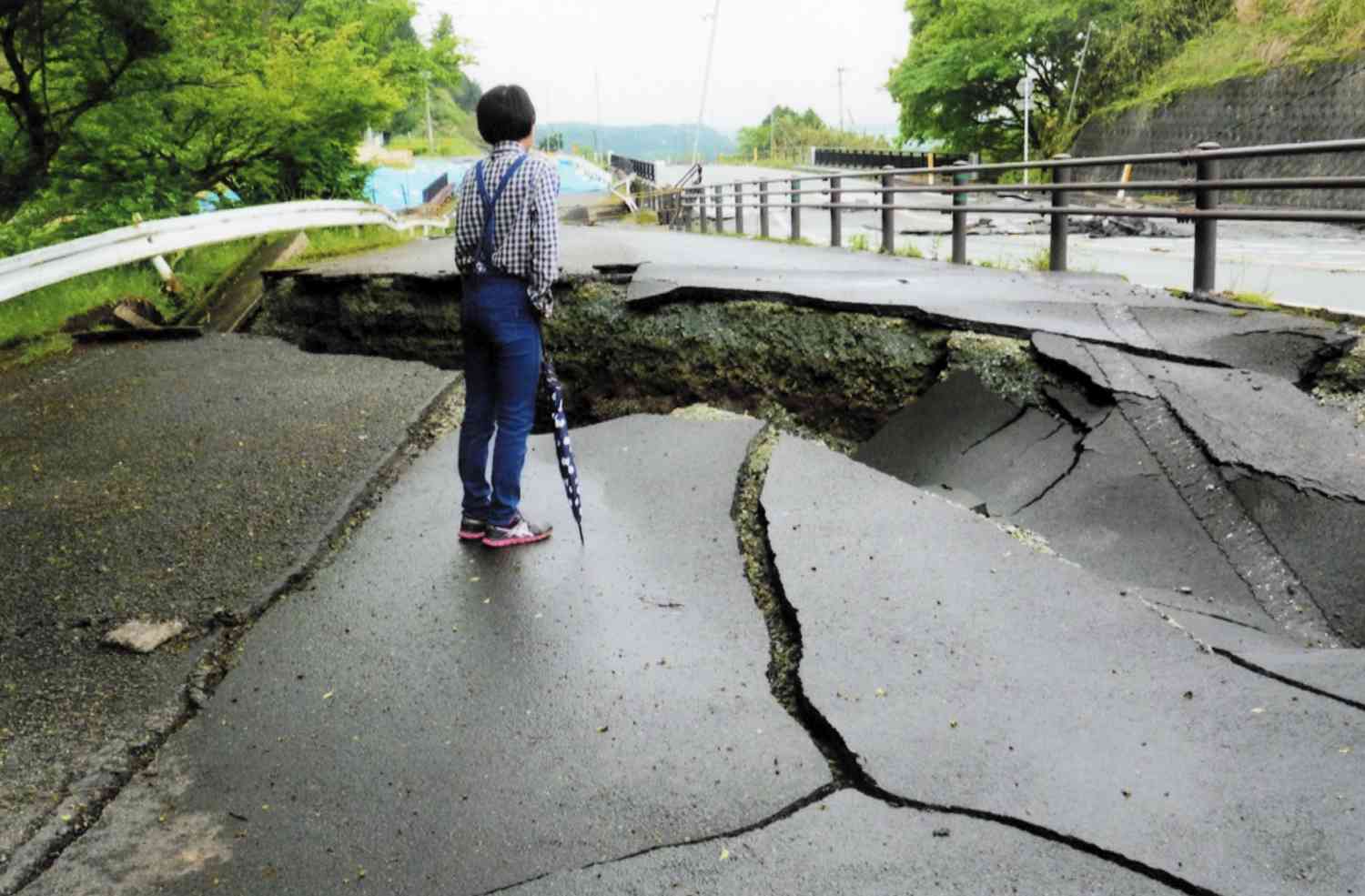 熊本地震で大きな被害を受けた「竹とんぼ」近くの道路＝2016年