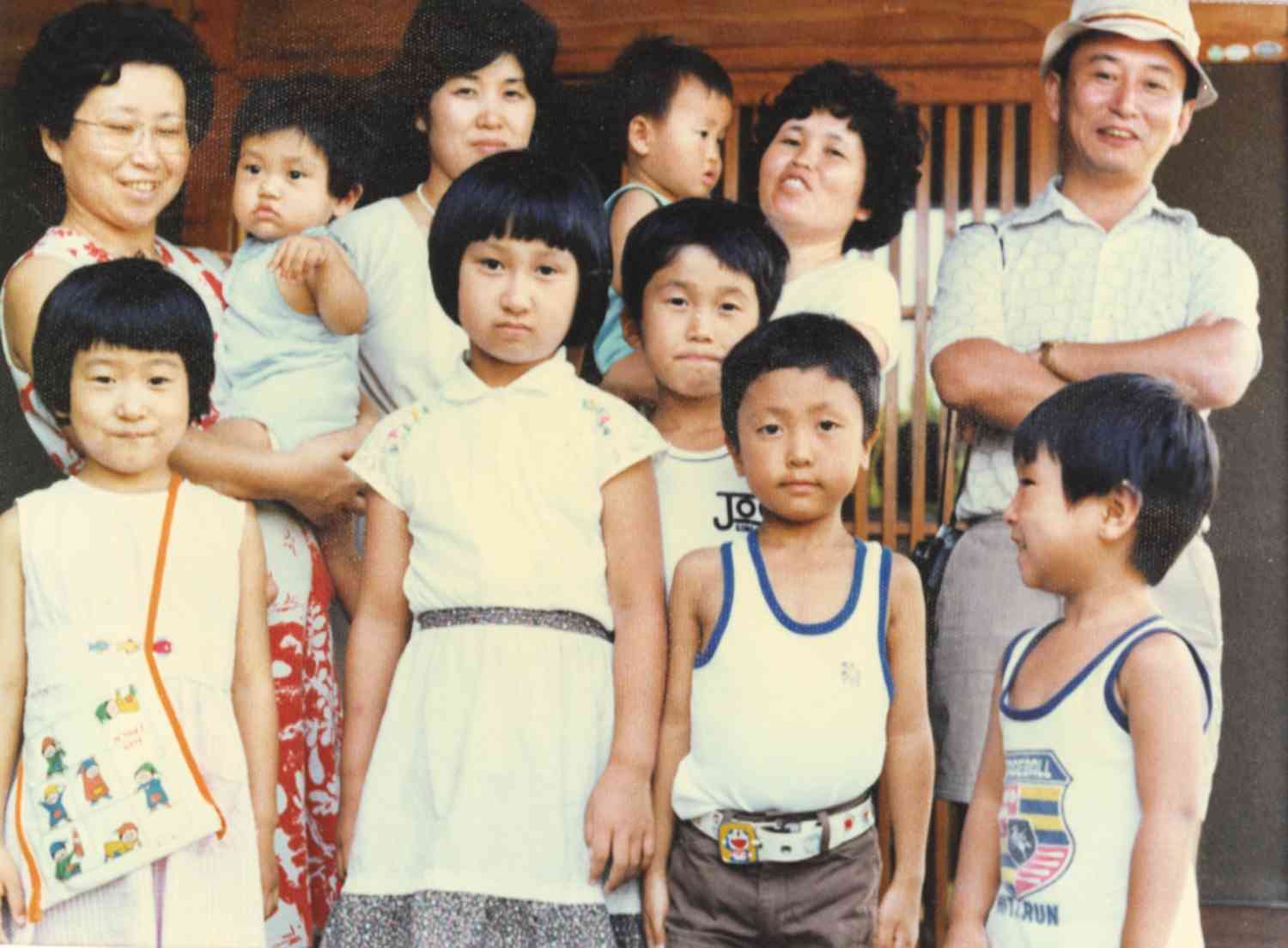 子どもたちがまだ小さかった頃の筆者（後列右から2人目）と家族ら。後列左端が姉