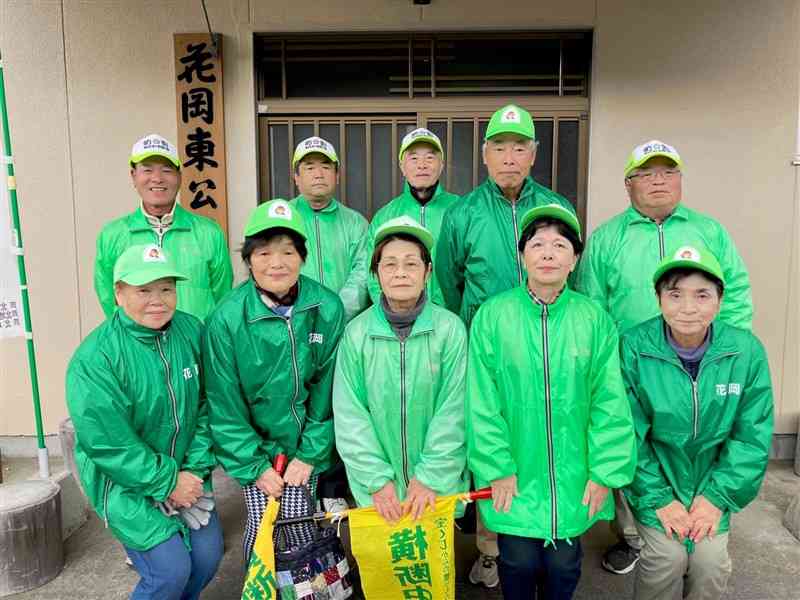 児童の見守り活動を20年以上続ける花岡東地区防犯パトロール隊＝芦北町