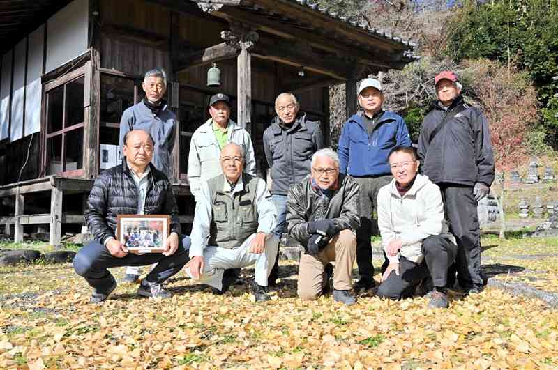 地域の景観を守るため放置竹林を整備する「東福寺周辺整備委員会」のメンバー＝菊池市