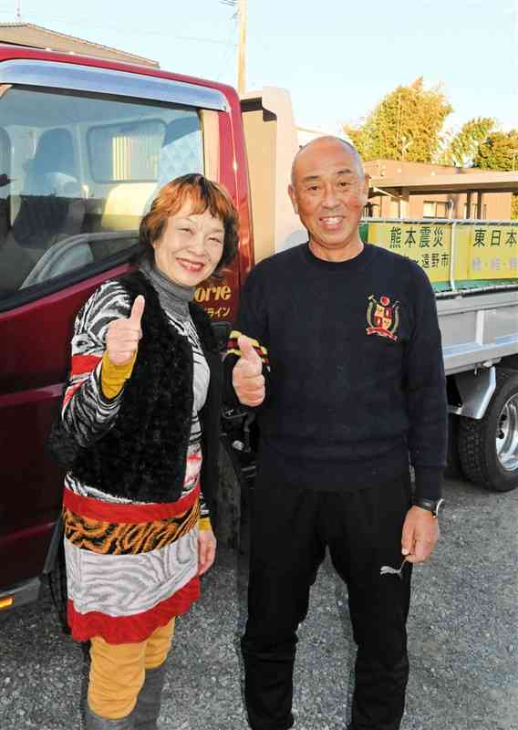 被災地にトラックで支援物資を運ぶ堀江清次郎さん、昭子さん夫妻＝菊池市