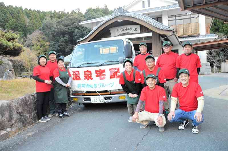 1人暮らしの高齢者宅に温泉の湯を届けている「なごみAG会」の会員＝和水町