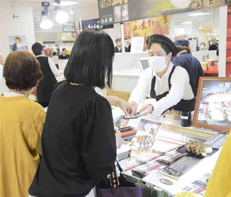 鶴屋百貨店（熊本市）、スマホ決済を全館で導入へ 3月にサービス開始目指す｜熊本日日新聞社