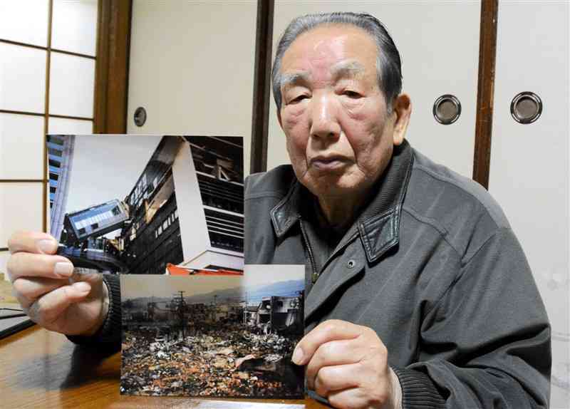 阪神大震災で熊本市消防局の派遣隊長として救助活動に当たった小森英和さん。現地の写真を手に当時を振り返る＝2024年12月、熊本市中央区