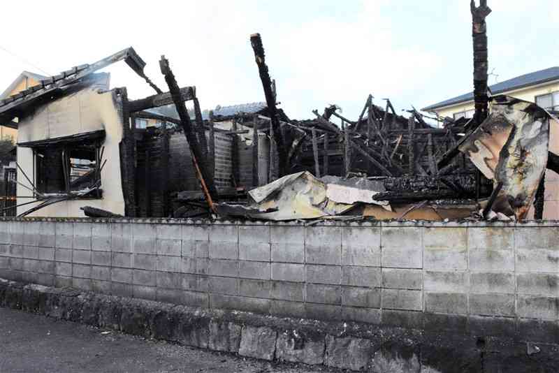 昨年12月に民家を全焼した火災現場＝熊本市