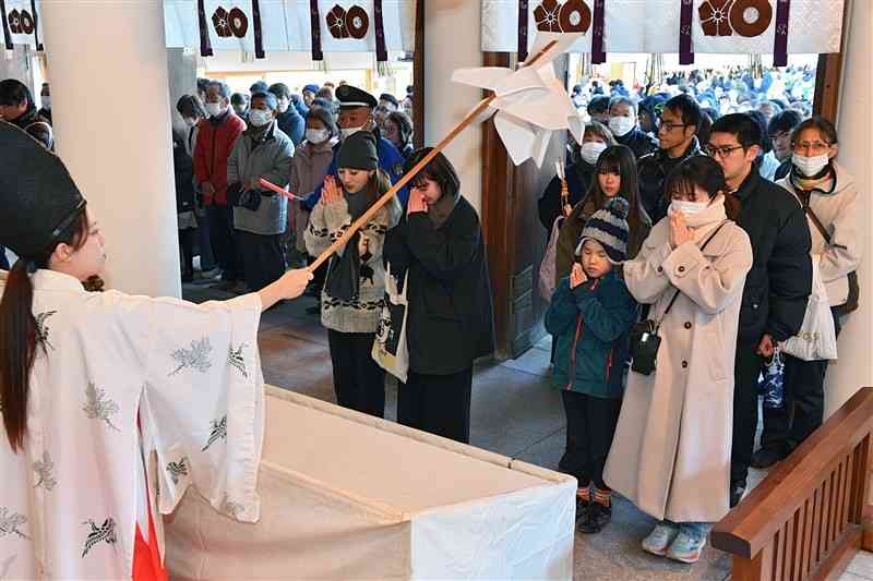 加藤神社の拝殿で手を合わせる参拝客＝1日午前8時40分ごろ、熊本市中央区（上杉勇太）