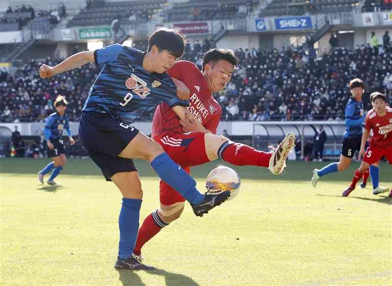 【大津－流通経大柏】前半、ゴールを狙う大津・山下景（左）＝フクアリ