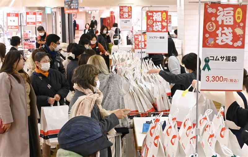 鶴屋百貨店の初売りで福袋を買い求める人たち＝2日午前9時過ぎ、熊本市中央区（谷川剛）