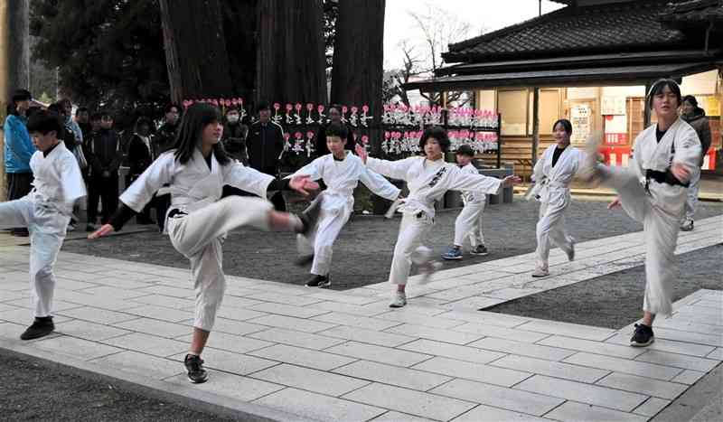 演武を披露する少林武術小国道場の子どもたち＝2日、小国町