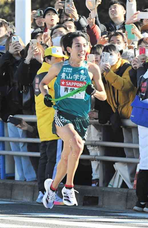 平塚中継所の直前でラストスパートする青学大の鶴川正也＝神奈川県平塚市