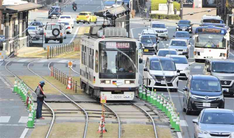 全区間での運行を再開し、脱線現場を走行する熊本市電＝3日、熊本市中央区