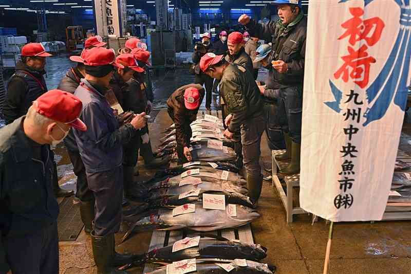 鮮魚の初競りで、競り子や仲買人の威勢のいい声が響いた熊本地方卸売市場＝5日午前5時30分ごろ、熊本市西区（上杉勇太）