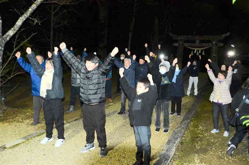 「天突き」体操をする寒詣の参加者＝5日午前6時ごろ、天草市