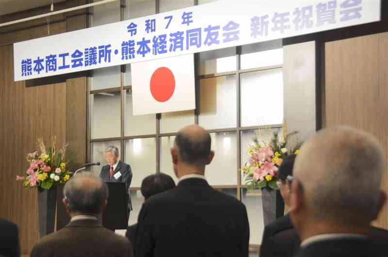 新年祝賀会であいさつする熊本商工会議所の久我彰登会頭（左奥）＝5日、熊本市西区