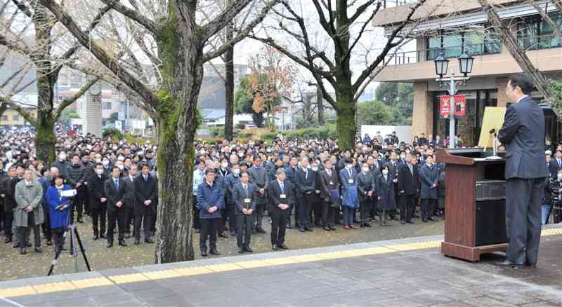 熊本県庁の仕事始め式で約2千人の県職員に訓示した木村敬知事＝6日、県庁プロムナード