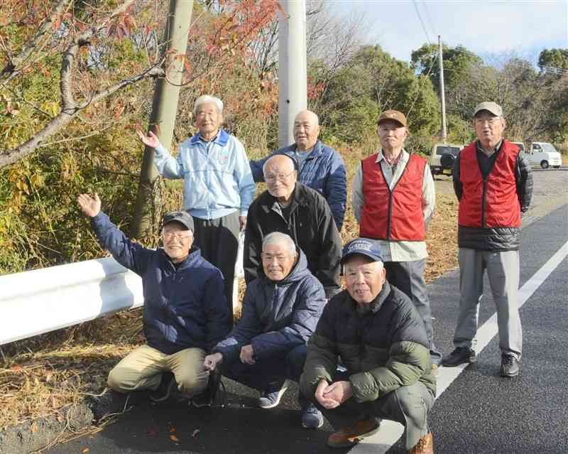 サクラの名所をつくろうと植樹や周囲の草刈りを続ける22区桜守会のメンバーたち＝水俣市