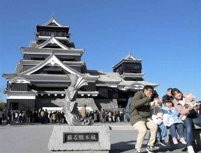 元日に多くの人でにぎわう熊本城の天守閣前広場＝1日、熊本市中央区