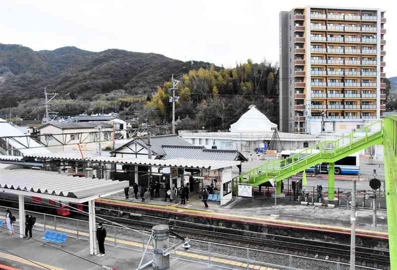 JR木葉駅周辺では賃貸マンション（右奥）をはじめとする宅地開発が進んだ。マンションの左下が交流施設「ゆめ・ステーション・このは」＝7日、玉東町