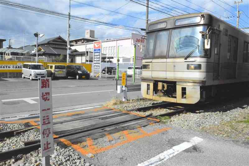 列車と軽乗用車が衝突する事故が立て続けに起きた熊本電鉄の踏切。警報機も遮断機もない＝7日、熊本市北区