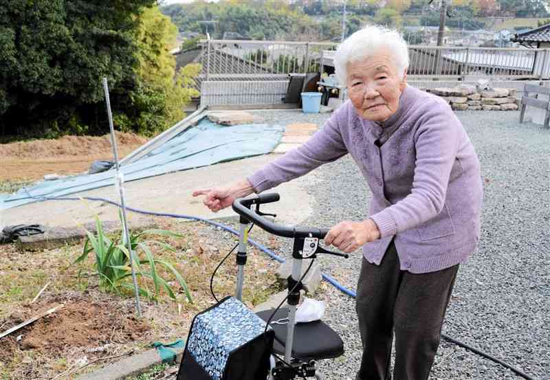 柿原地区の空襲で爆弾が落とされた自宅周辺の場所を示す津下環さん＝2024年12月、熊本市西区