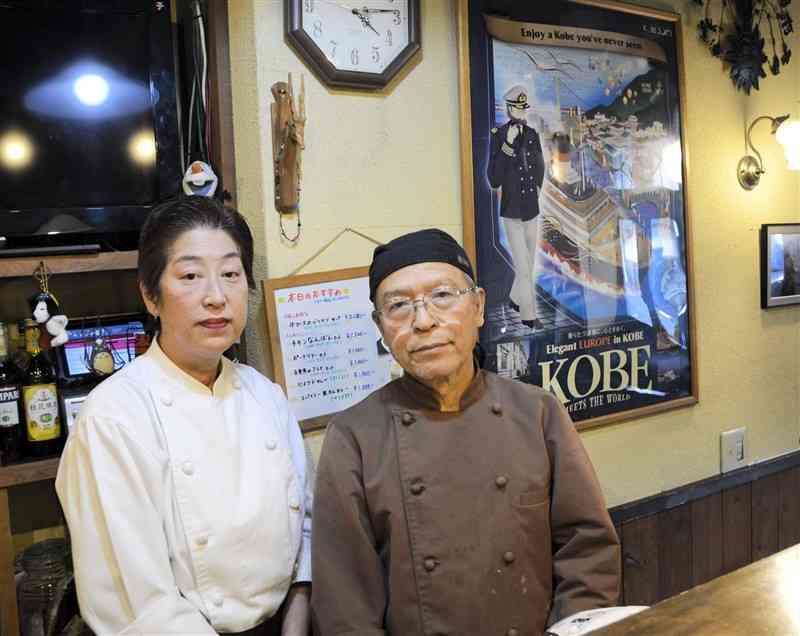 阪神大震災で被災し、大津町に戻って洋食店を営んできた杉水満さん（右）と妻の律子さん＝7日、大津町