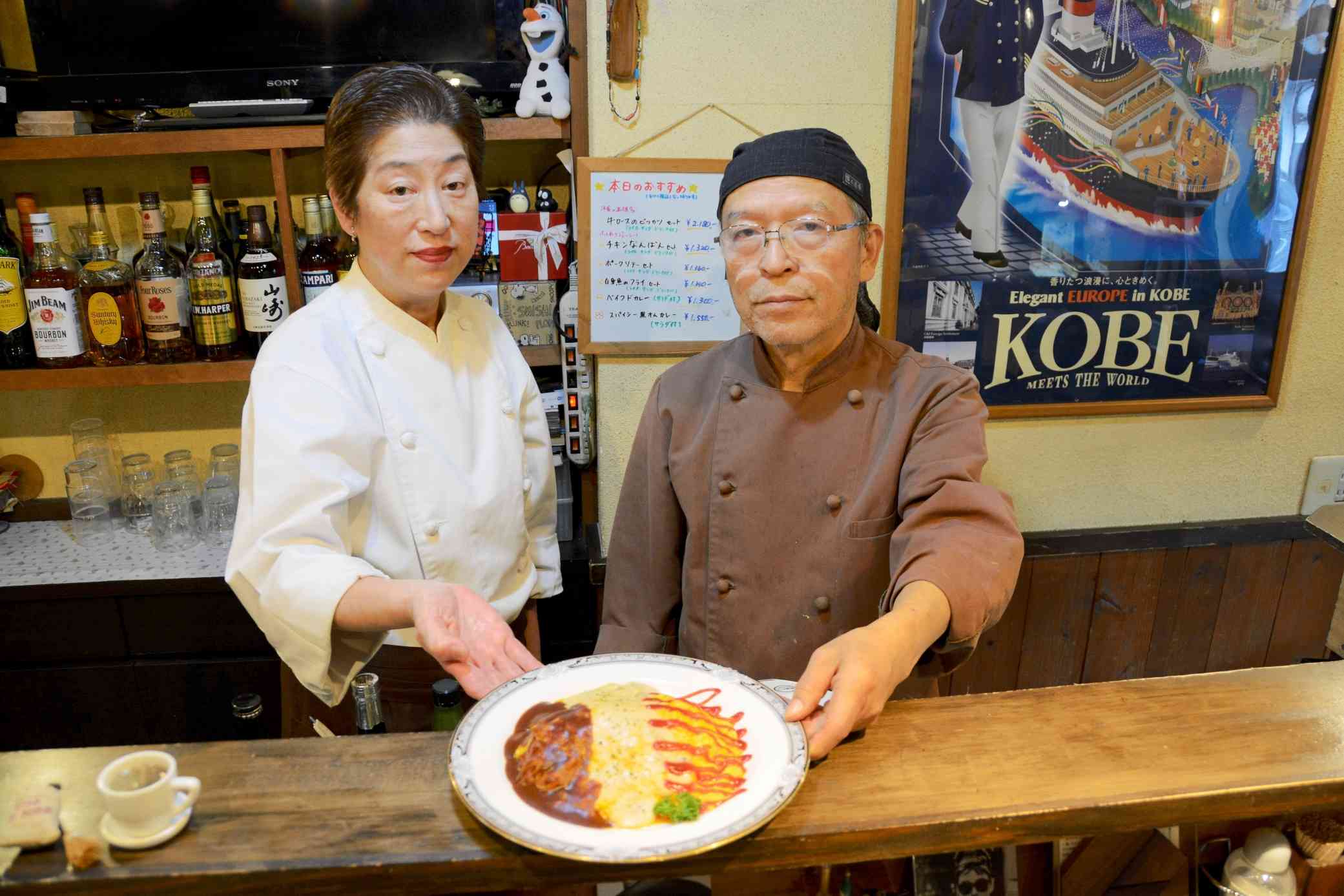 阪神大震災で被災し、大津町に戻って洋食店を営んできた杉水満さん（右）と妻の律子さん。手前は1番人気のメニュー「神戸オムライス」＝7日、大津町