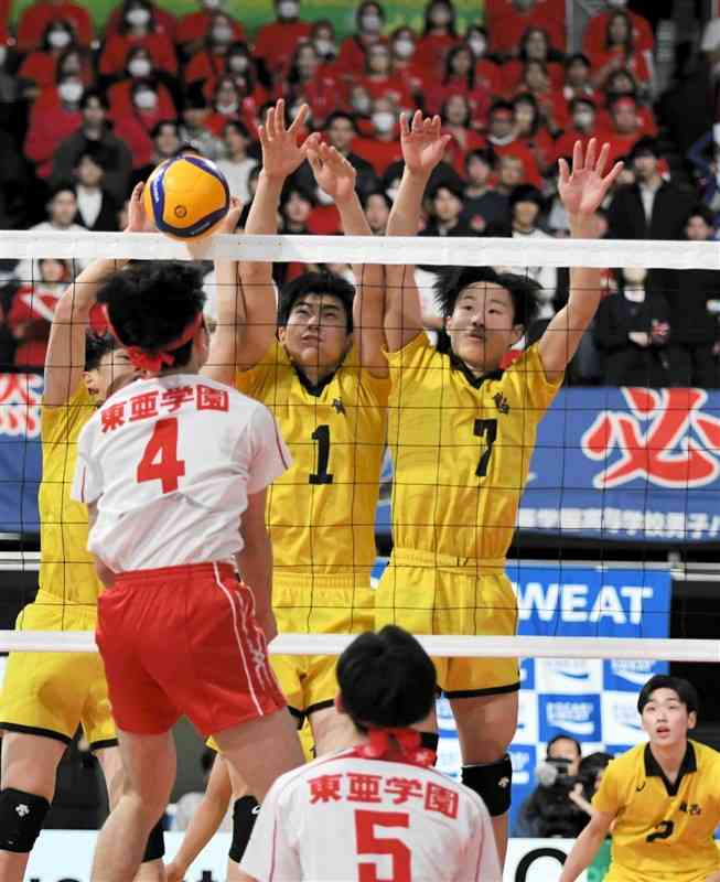 【男子準々決勝・鎮西－東亜学園（東京）】第1セット、ブロックする鎮西の池松（1）と大石（7）＝東京体育館