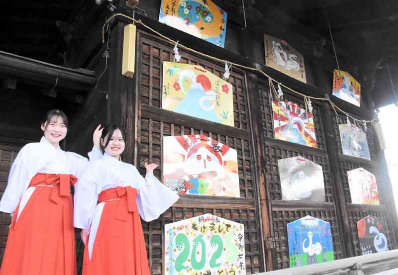 中高生らが描いた大絵馬が並ぶ疋野神社＝8日、玉名市