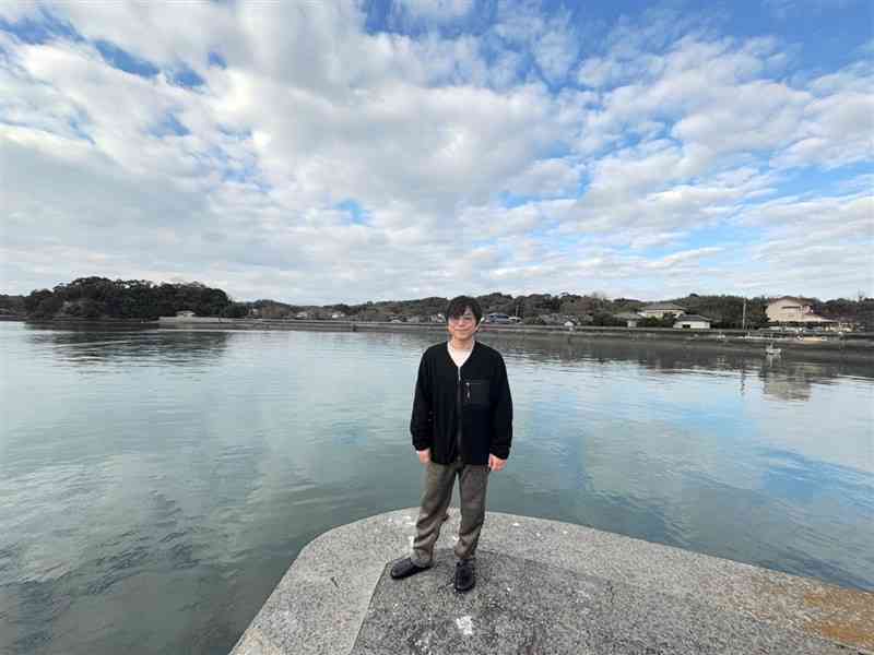 大矢野島の港に立つ筆者＝4日、上天草市