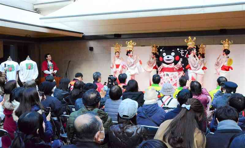 くまモンと「東京よへほ会」が舞を披露して盛り上げた開幕式＝8日、東京都中央区