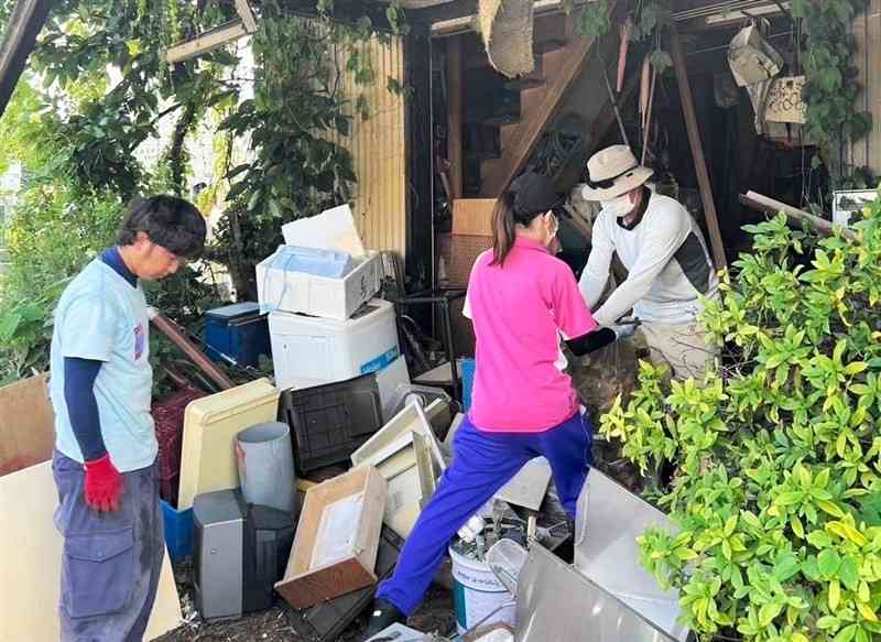 能登半島地震で被災した家屋から家財道具などを運び出すボランティア＝2024年8月、石川県七尾市（能登半島支援チーム提供）