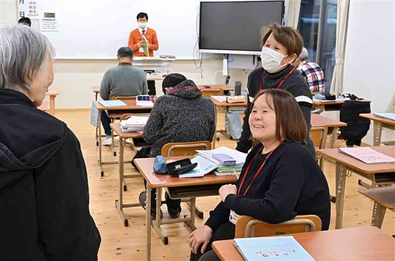 授業前に笑顔で新年のあいさつを交わす県立夜間中学「ゆうあい中」の生徒たち＝8日午後5時20分ごろ、熊本市中央区（上杉勇太）