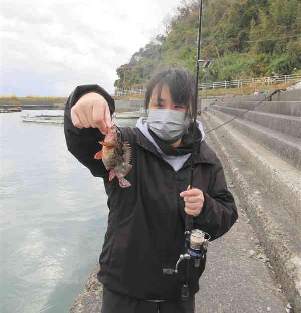 ガラカブの当たりを楽しんだ田河内まりこさん＝上天草市松島町の千切漁港