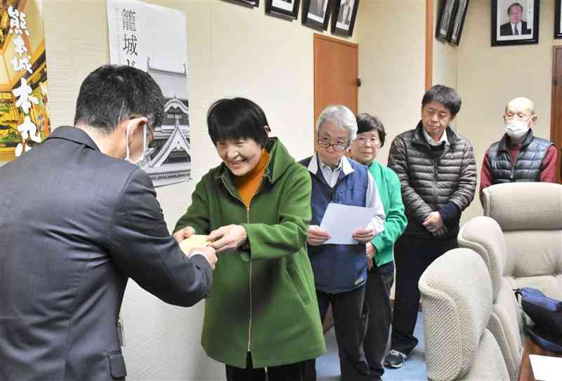 熊本市議会の総務委員会を、市民が直接傍聴できるよう市議会に要望する市民団体のメンバーら＝9日、市議会棟