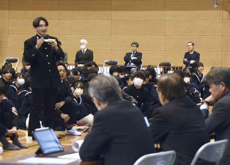 人吉市議会の議員と意見交換する人吉高2年の山北大吉さん（左）＝9日、同市