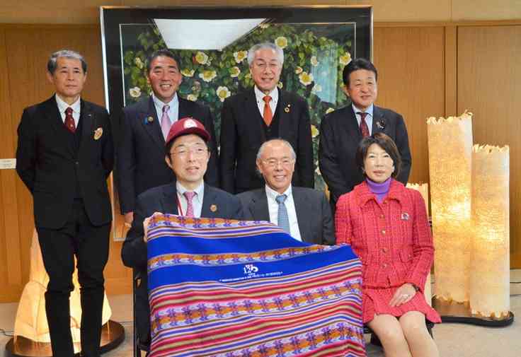 ペルー熊本県人会の平岡八重子前会長（前列右）とルイス名誉会長（同中央）＝9日、県庁