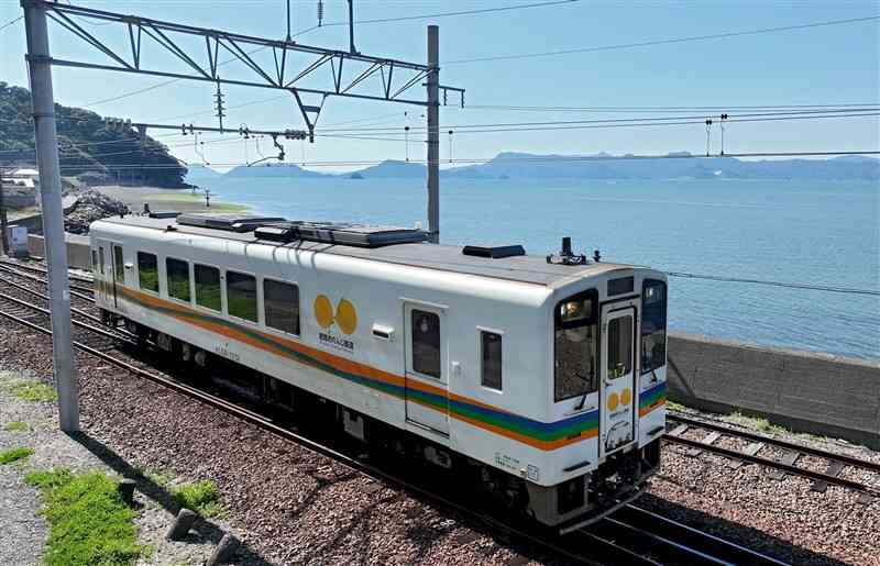 八代海沿いを走る肥薩おれんじ鉄道の列車（2024年03月、ドローン撮影・谷川剛）