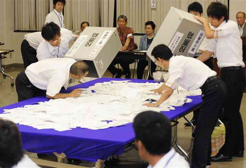 熊本市との合併の是非を問う住民投票の開票作業をする職員＝2009年6月28日、城南町役場（小野宏明）