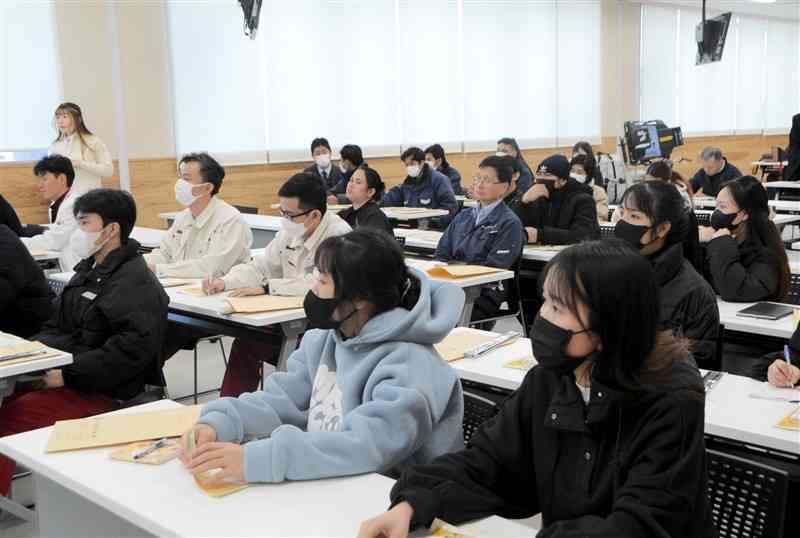 110番通報を学ぶ研修会に臨む外国人ら＝10日、菊陽町