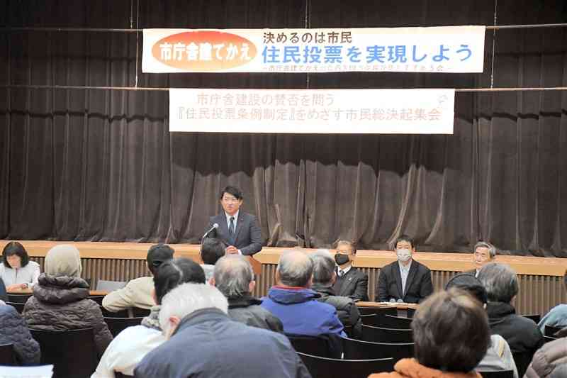 熊本市役所本庁舎の建て替えの賛否を市民に問う住民投票条例の実現を目指す集会で、住民投票の意義を語る市議＝10日、中央区