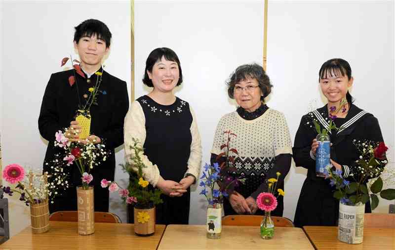 お茶とお花を楽しむなでしこクラブの武藤美枝代表（右から2人目）と古賀友子さん（同3人目）。両端は西合志南中の生徒＝10日、合志市