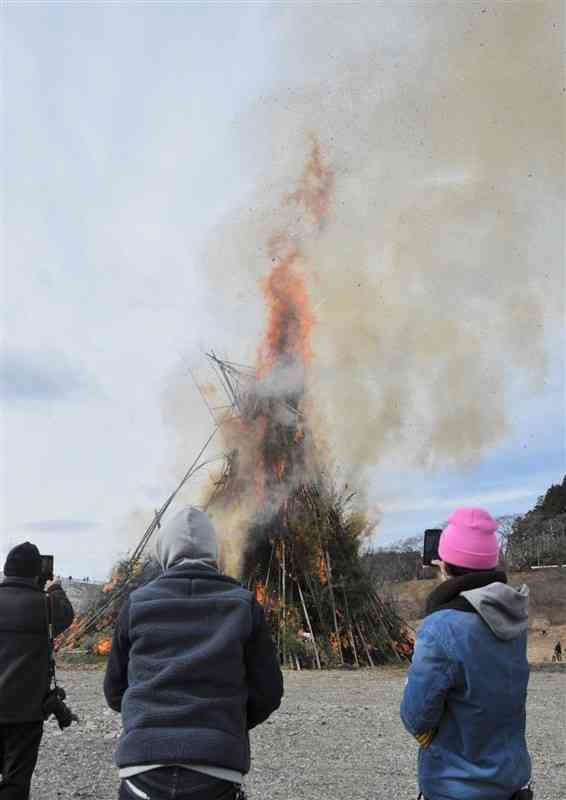 勢いよく燃え上がる高さ約30メートルのやぐら＝11日、美里町