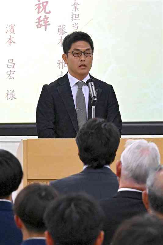 受賞者を代表して謝辞を述べる人吉高カヌー部の大瀬修平監督＝熊本市中央区の熊日本社（小野宏明）